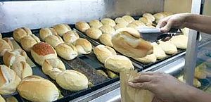 Gastos com pão francês podem consumir até 16% dos salários dos brasileiros