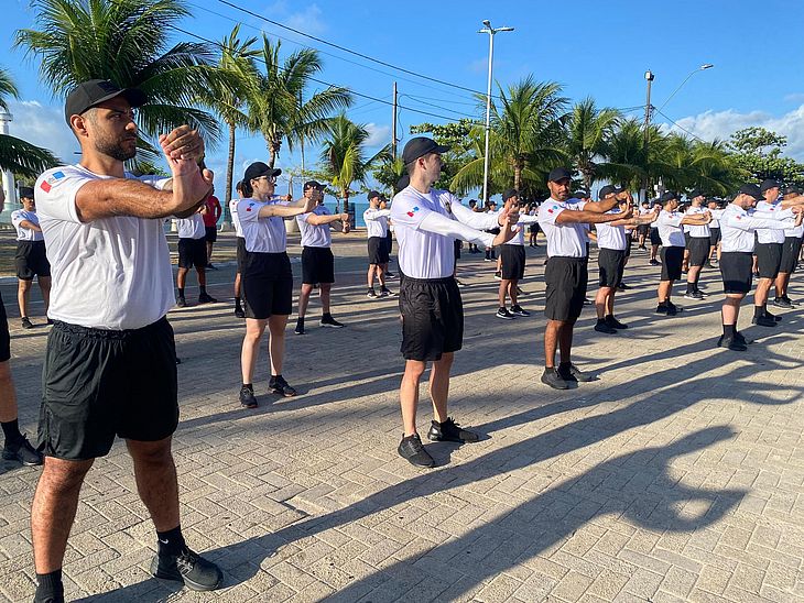 Primeira aula de educação física do Curso de Formação reuniu 135 candidatos em Maceió