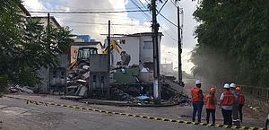 Vídeos: após surgimento de rachaduras, unidades residenciais são demolidas em Rio Novo