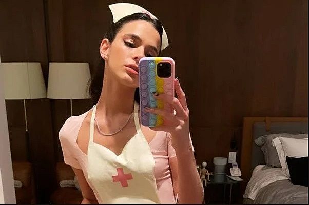 Bruna Marquezine é criticada por fantasia de enfermeira