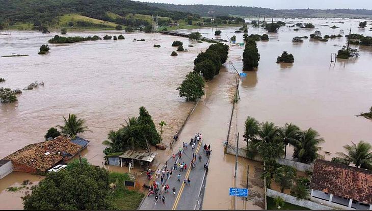 parte da cidade está inundada depois que o nível do Rio Mundaú subiu 