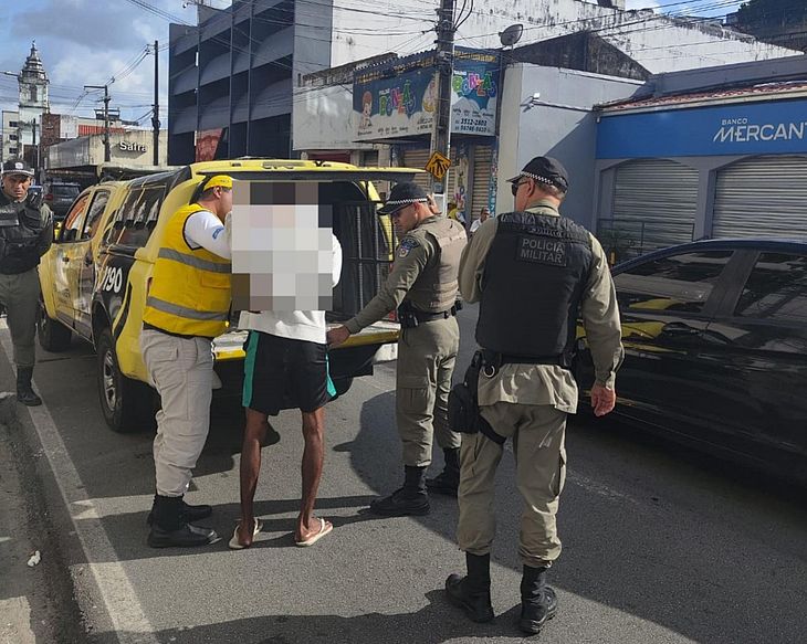 Segundo o Ronda no Bairro, o homem se identificou como servente de pedreiro e mostrou 'preocupação', pois teria que ir trabalhar em uma obra às 8h