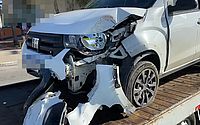 Motorista de aplicativo é esfaqueado durante assalto, bate o veículo e é socorrido, em Maceió