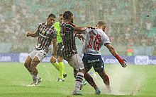 Bahia vira sobre o Flu e vence a 1ª no Brasileiro em jogo paralisado pela chuva