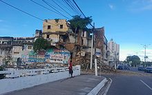 Vídeo: parte de edifício abandonado desaba e destroços invadem pista no Jaraguá 