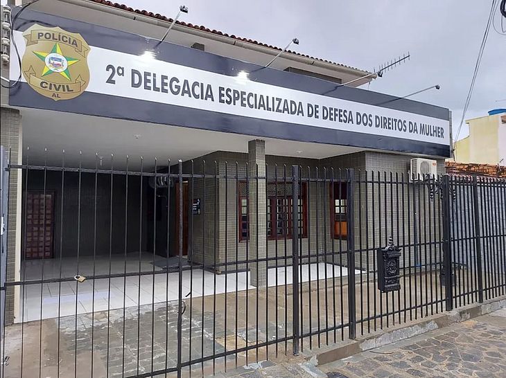 A Delegacia Especializada no Atendimento à Mulher 2 (DEAM2) fica no Tabuleiro do Martins, na parte alta da cidade
