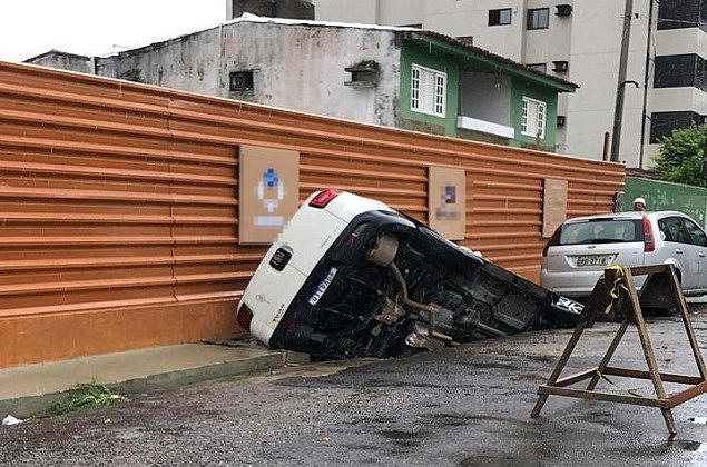Vídeo: caminhonete é 'engolida' por buraco próximo à obra em rua na Jatiúca