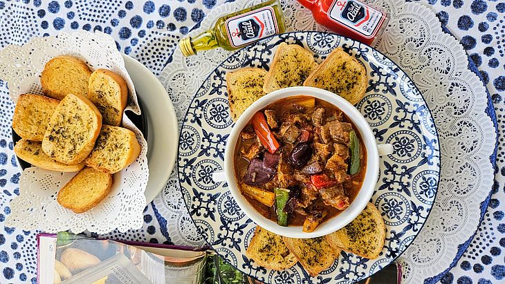 No evento, os visitantes podem degustar pratos típicos a preços acessíveis