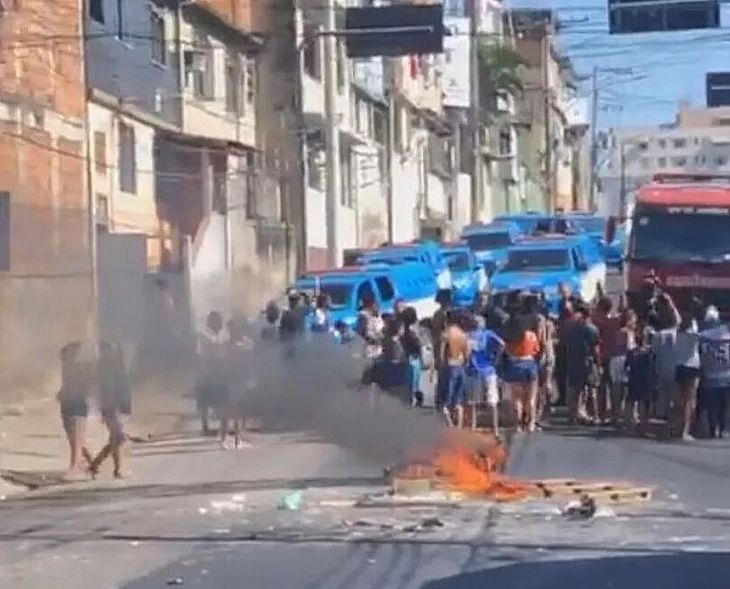 Moradores do Sampaio protestam pela morte de Reginaldo Avelar Porto