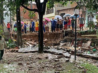 No Jacintinho, a força da chuva derrubou um muro (Foto: Reprodução / Redes Sociais)
