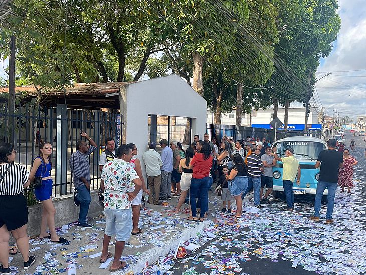 Ruas de Arapiraca foram tomadas pelo material de propaganda eleitoral