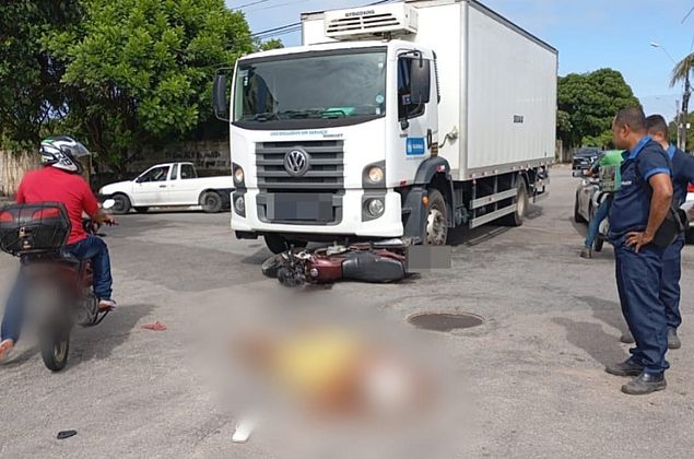 Vídeo: duas pessoas ficam feridas após acidente entre caminhão e moto, no Pinheiro