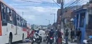Ciclista é atropelado por moto e vai parar embaixo de ônibus