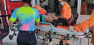 Ciclista fica ferida após colisão entre carro e ônibus em Limoeiro de Anadia
