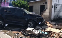 Acidente entre carro e viatura da Polícia Civil deixa feridos na Avenida Gustavo Paiva 