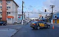 Vídeo: carro bate e derruba semáforo na Jatiúca durante a madrugada