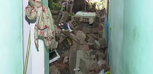 Deslizamento de barreira destrói parte de casa em Flexal de Cima, no bairro de Bebedouro