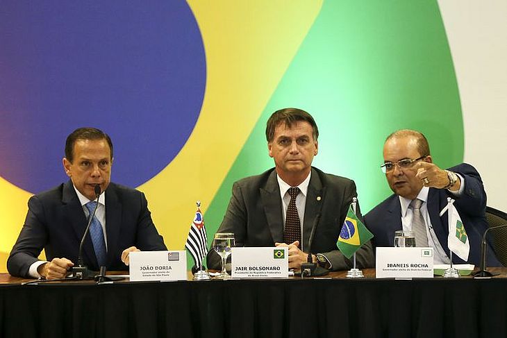 Jair Bolsonaro e os organizadores do fórum, João Doria (SP) e Ibaneis Filho (DF)