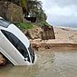 Vídeo: Corolla cai de elevação e fica parcialmente submerso na praia de Garça Torta