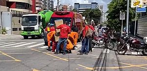 Vídeo: motociclistas batem de frente e ficam feridos em cruzamento na Ponta Verde