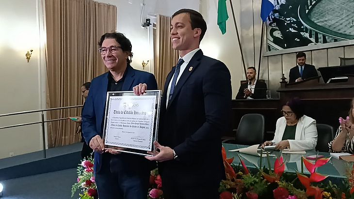 O empresário paraibano recebeu o título de Cidadão Honorário de Alagoas, entregue pelo deputado Leonam Pinheiro