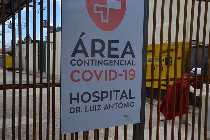 Movimentação em hospital de campanha montado para pacientes com a Covid-19 na cidade de Parnamirim, no Rio Grande do Norte, nessa terça-feira (2)
