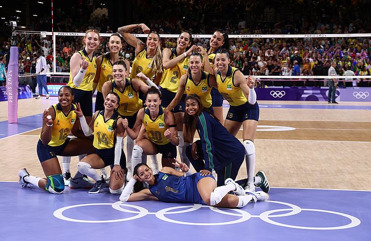Seleção feminina de vôlei comemora vitória sobre a República Dominicana nos Jogos Olímpicos Paris 2024. 