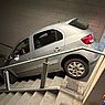 Torcedor do Cruzeiro erra saída de estádio e desce escada de carro; veja vídeo