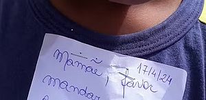 Professora grampeia bilhete em camisa de criança no RJ; 'revolta e vontade de chorar', diz mãe