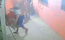 Vídeo flagra suspeito de estupro tirando mulher de casa à força, em Marechal Deodoro