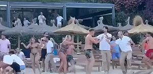 Vídeo: despedida de solteiro na praia termina com briga generalizada após 'bronca' de garçom