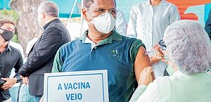 Vacina não protege 100%, mas reduz agressividade da infecção, afirma presidente do Sinmed