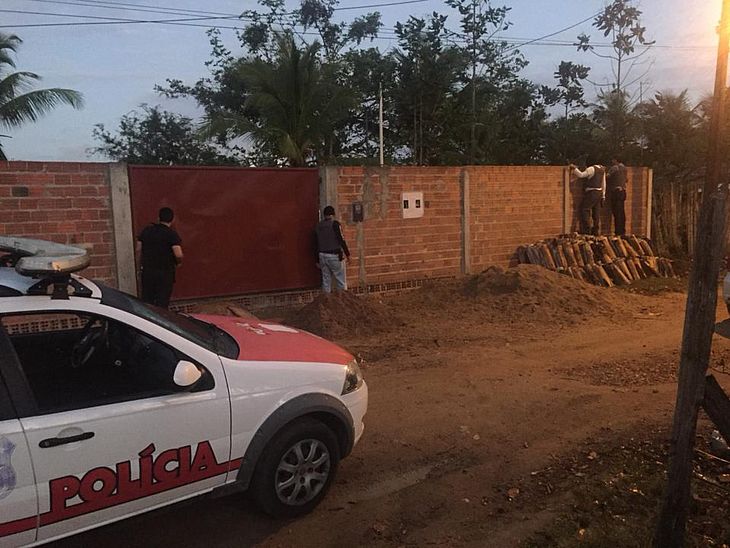 Policiais civis de São Miguel dos Campos durante ação que prendeu suspeitos de homicídios