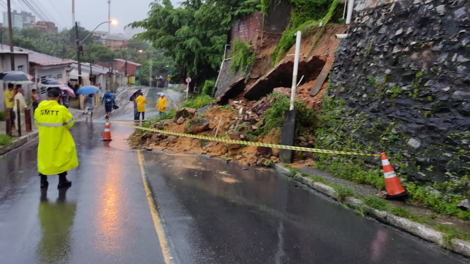 Após queda de barreira, SMTT interdita trecho de rua no bairro Ouro Preto
