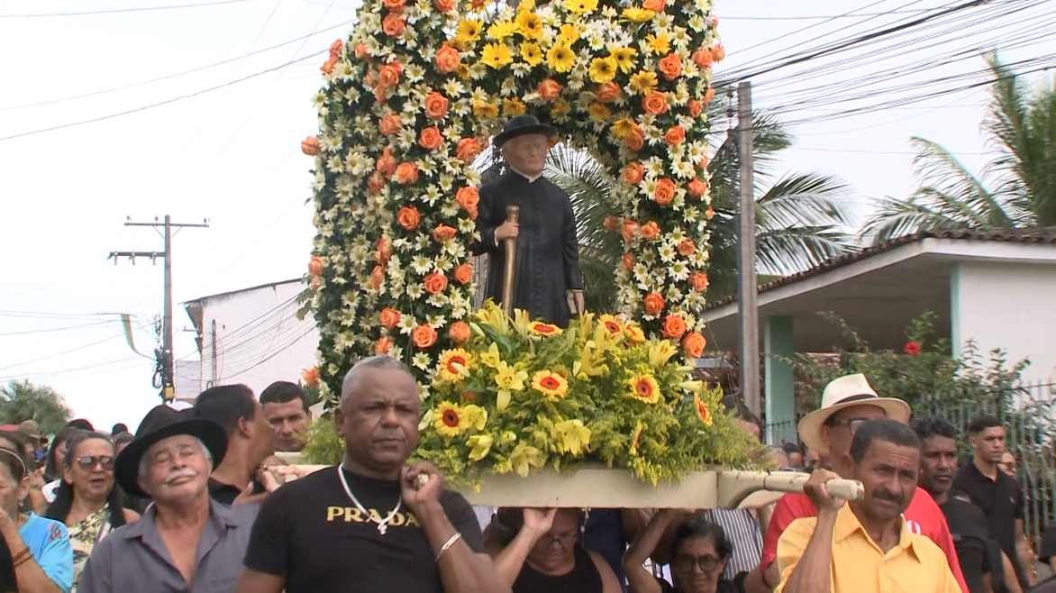 Homenagem ao Padre Cícero leva mar de fiéis para as ruas de Boca da Mata