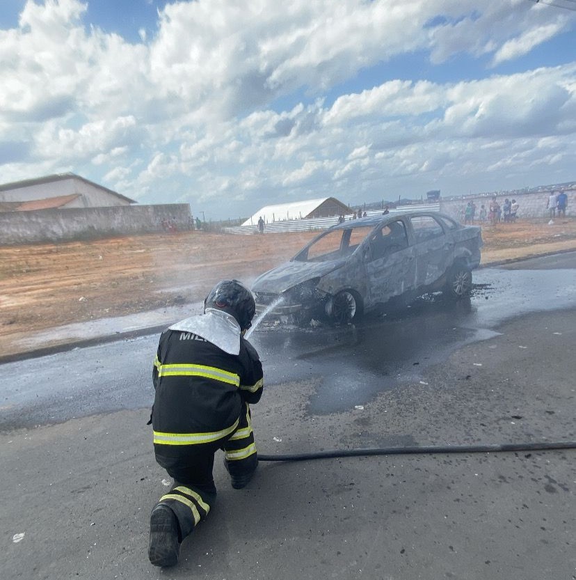 Incêndio destrói carro de passeio em Arapiraca; veículo tinha cilindros de GNV